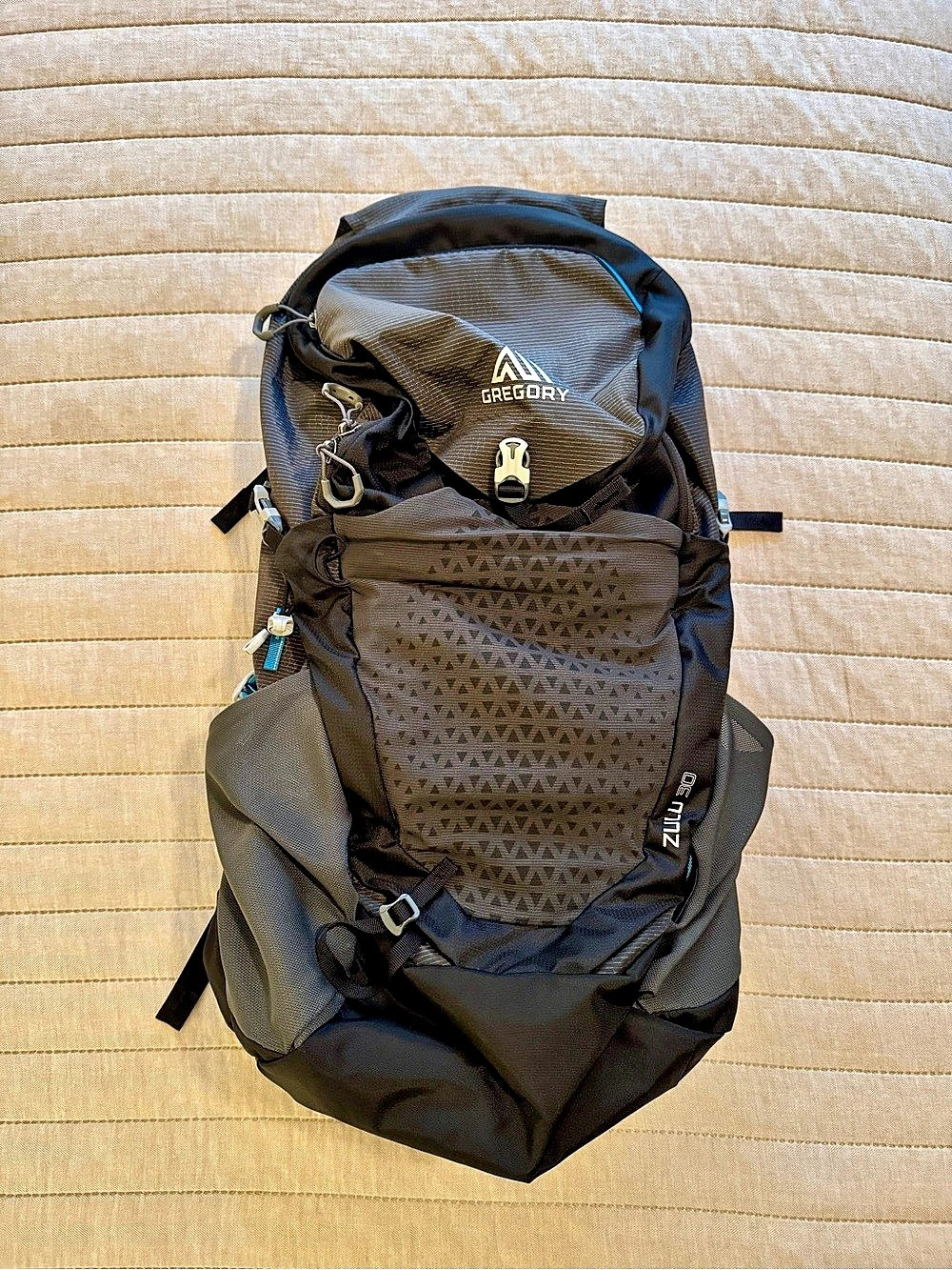 Like New- Gregory Zulu 30 Backpack in Black & Blue